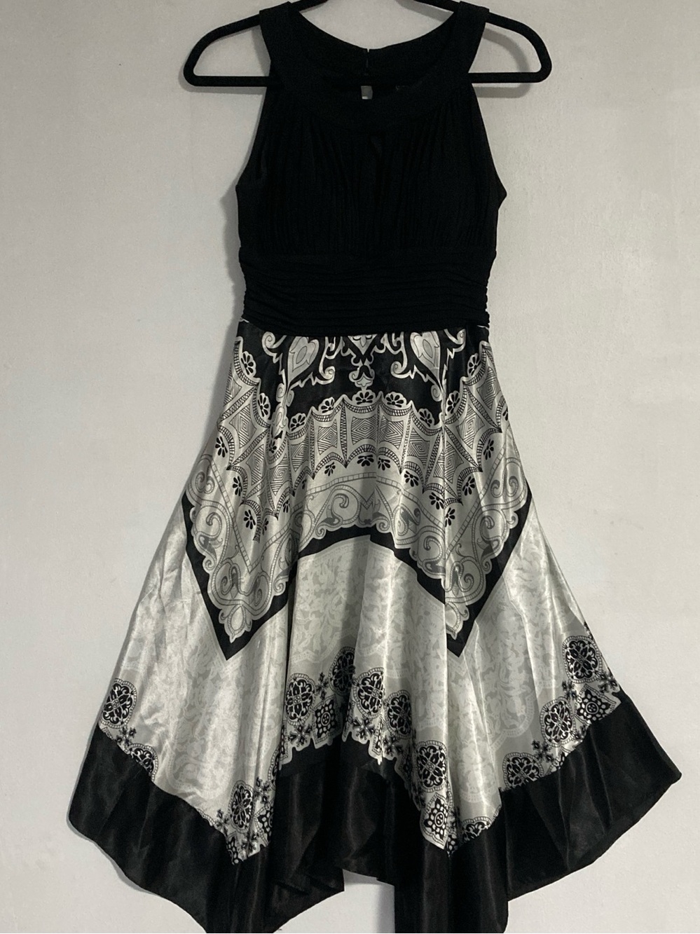 Signature by Sangria Black/Gray Dress Fit & Flare handkerchief hem sleeveless 8
